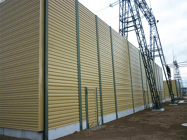 Schallschutzwand in der nähe einer Werkstatt