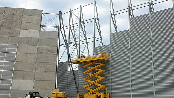 Lärmschutzwand auf einer Baustelle in der Nähe des Flughafens