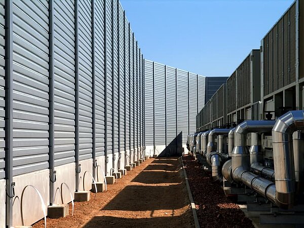 Industrieeinhausung mit Schütte