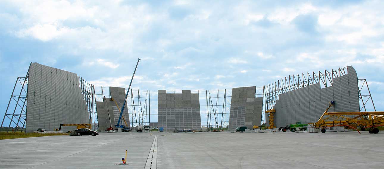 Schütte Lärmschutz Flughafen Zusammenbau Weitwinkel